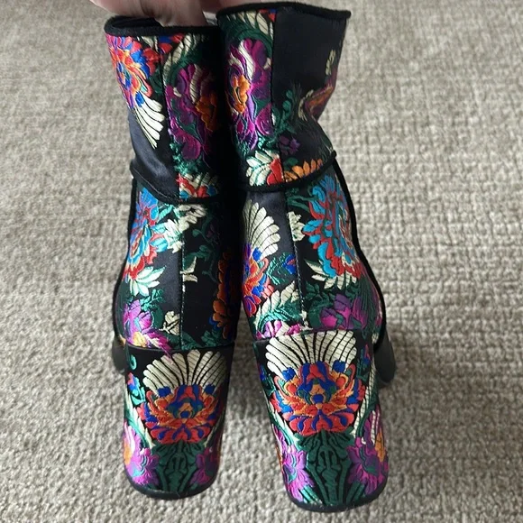 Steve Madden Floral multicolor Embroidered brocade Ankle Boots! - Picture 5 of 8